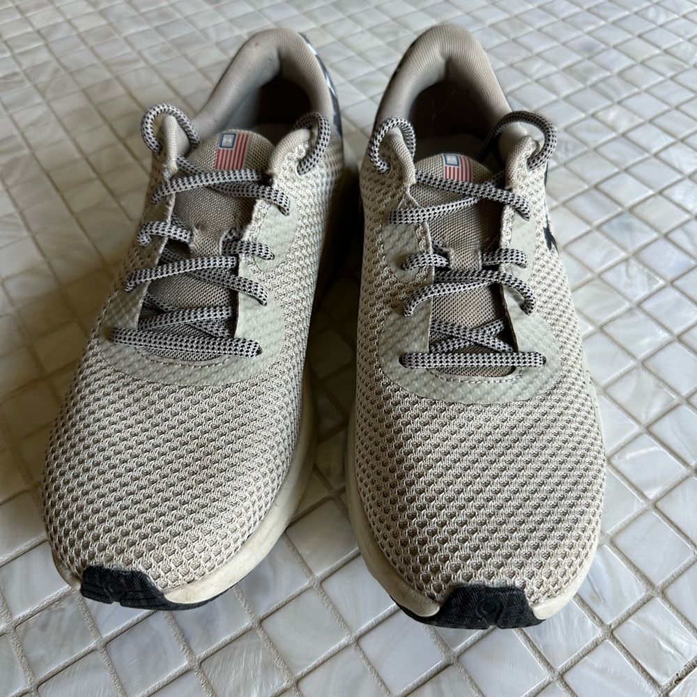 Under Armour Beige Mesh Trainers with Black Logo and Camo Heel - Picture 2 of 6